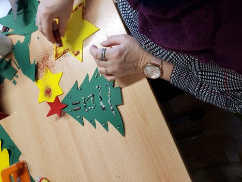 Weihnachtsbaum wird gebastelt