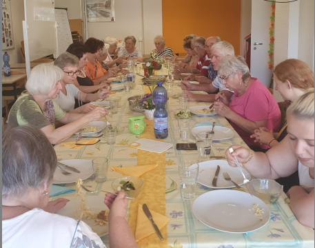 Menschen die zusammen essen