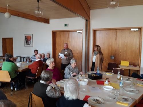 Joachim Feldmeyer und Gabriele Bartsch informieren die Bürgerinnen und Bürger vom Haus der Familie  über das Projekt Leihoma/Leihopa